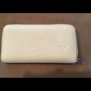 Louis Vuitton zippy wallet